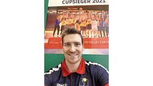 Beendet seine Karriere mit guten Erinnerungen: Der Rapperswil-Joner Volleyballer Nico Beeler schiesst sein Selfie vor der Garderobe des Joner NLA-Teams, wo ein Bild an den Cupsieg 2021, den grössten Erfolg des Vereins, erinnert. 