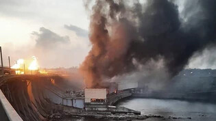 dpatopbilder - HANDOUT - Rauch und Feuer steigen über dem Dnipro-Wasserkraftwerk auf. Foto: Uncredited/Telegram Channel of Ukraine's Prime Minister Denys Shmyhal/AP/dpa - ACHTUNG: Nur zur redaktionellen Verwendung und nur mit vollständiger Nennung des…