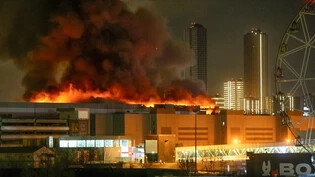 dpatopbilder - HANDOUT - Ein massiver Brand ist über dem Krokus-City  Veranstaltungshalle am westlichen Rand von Moskau zu sehen. Nach dem Angriff auf eine Veranstaltungshalle in der Region Moskau hat der russische Inlandsgeheimdienst FSB laut Agentur…