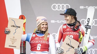 Christine Scheyer (rechts neben der zeitgleichen Joana Hählen) steht im März 2022 in der Abfahrt von Courchevel als Zweite letztmals auf dem Weltcup-Podest