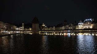 Lichterlöschen für das Klima: Der Wasserturm in Luzern ohne seine gewohnte Beleuchtung.