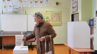 Eine Frau gibt ihre Stimme während der ersten Runde der Präsidentschaftswahlen in einem Wahllokal ab. Foto: Petr David Josek/AP/dpa