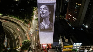 ARCHIV - Auf eine Fassade eines Gebäudes in der Avenida Consolacao ist ein Fotos der Stadträtin Marielle Franco projiziert. Fünf Jahre nach dem Mord an dem linken Polit-Star Marielle Franco, wurde in Rio de Janeiro der verstorbenen Stadträtin gedacht…