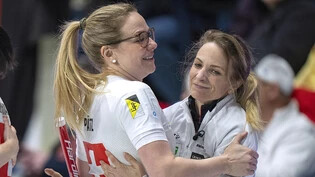 "Wenn man die Punkte anschaut, können wir mega stolz sein auf uns": Alina Pätz (links), im Bild mit Skip Silvana Tirinzoni, sieht trotz Final-Niederlage zu Recht viel Positives