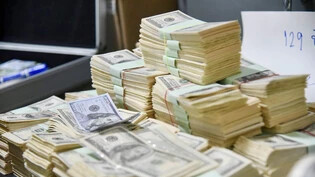 Bündel von gefälschten 100-Dollar-Noten in Thailand. Zwei Schweizer haben laut Bundesanwaltschaft geplant, 50-Dollar-Noten im Wert von mindestens fünf Millionen US-Dollar zu drucken in Umlauf zu  bringen. (Archivbild)