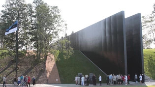 ARCHIV - Der Eingang zum Denkmal für die Opfer des Kommunismus. In dem Denkmal sind die Namen von 22.000 Esten eingraviert, die während der sowjetischen Besatzung des Baltenstaats zwischen 1940 und 1953 ums Leben kamen. Foto: Alexander Welscher/dpa