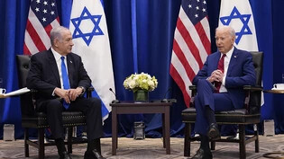 ARCHIV - US-Präsident Joe Biden (r) und Benjamin Netanjahu haben ein angespanntes Verhältnis. Foto: Susan Walsh/AP/dpa