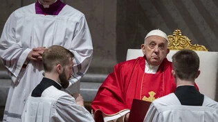 Papst Franziskus leitet die Passionsliturgie am Karfreitag im Petersdom. Foto: Domenico Stinellis/AP/dpa