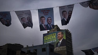 ARCHIV - Banner der Kandidaten hängen in Istanbul. Die landesweiten Kommunalwahlen finden am 31. März statt. Foto: Francisco Seco/AP/dpa
