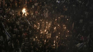 Menschen protestieren gegen die Regierung des israelischen Premierministers Netanjahu. Foto: Maya Alleruzzo/AP/dpa