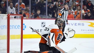 Samuel Ersson, Goalie der Philadelphia Flyers, ist beim Schuss von Philipp Kuraschew chancenlos