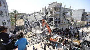 Palästinenser und Mitarbeiter des Zivilschutzes suchen in den Trümmern nach den Leichen von Palästinensern nach einem Bombenangriff israelischer Kampfflugzeuge auf das Haus der Familie Zorob. Foto: Mohammed Talatene/dpa