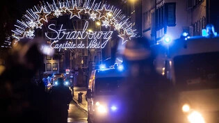 ARCHIV - Einsatzkräfte der Polizei sichern nach einem Angriff in der Gegend des Straßburger Weihnachtsmarkts einen Eingang zur Altstadt und damit zum Weihnachtsmarkt. Im Prozess um den Terroranschlag beim Straßburger Weihnachtsmarkt hat ein Schwurgericht…