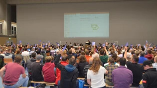 Rekordauflauf: 628 Stimmberechtigte kommen in Eschenbach wegen des Schulmodells in die Turnhalle im Dorftreff.