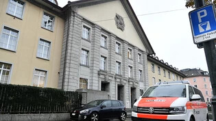 Ein 26-jähriger Schweizer muss sich am Freitag vor dem Bezirksgericht Zürich wegen versuchter vorsätzlicher Tötung verantworten. Zudem soll er im Internet strafbare rechtsextreme Inhalte verbreitet haben. (Symbolbild)