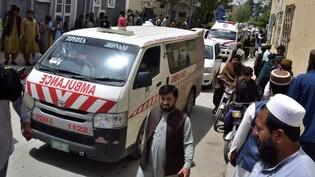 Ein Krankenwagen kommt mit Personen, die bei einer Busentführung getötet wurden, in einem Krankenhaus in Quetta an. In der pakistanischen Provinz Baluchistan haben bewaffnete Männer mehrere Buspassagiere entführt und anschließend erschossen. Foto: Arshad…