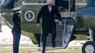 ARCHIV - Joe Biden, Präsident der USA, steigt aus der der Maschine Marine One. Er verkürzte den Aufenthalt in seinem Strandhaus in Rehoboth Beach im US-Bundesstaat Delaware, um sich im Weißen Haus mit seinem Sicherheitsteam über die extrem angespannte…