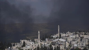 dpatopbilder - Rauch füllt den Himmel, nachdem israelische Siedler Eigentum palästinensischer Dorfbewohner in Brand gesetzt haben. Nach der Todesnachricht eines 14-jährigen israelischen Jungen kam es in verschiedenen Orten des Westjordanlandes zu…