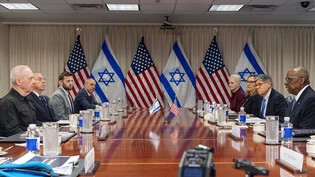 ARCHIV - Lloyd Austin (r), Verteidigungsminister der USA, und Joav Galant (l), Verteidigungsminister von Israel, treffen sich im Pentagon. Angesicht der sich zuspitzenden Lage im Nahen Osten telefonierten Austin und Galant miteinander. Foto: Jacquelyn…