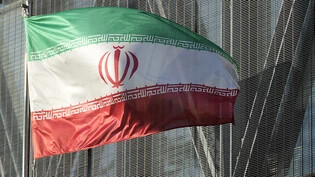 ARCHIV - ILLUSTRATION - Die iranische Nationalflagge flattert vor der iranischen Botschaft im Wind. Foto: Lee Jin-Man/AP/dpa
