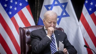 ARCHIV - US-Präsident Joe Biden macht eine Pause während eines Treffens mit dem israelischen Premierminister Netanjahu. Foto: Miriam Alster/AP/dpa