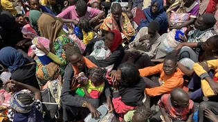PRODUKTION - Flüchtlinge aus dem Sudan sitzen dicht aneinandergedrängt in einem Boot, das sie von der südsudanesischen Grenzstadt Renk auf dem Weißen Nil nach Malakal zur weiteren Unterbringung bringen soll. Foto: Eva-Maria Krafczyk/dpa