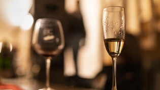 Ein Glas mit Schaumwein: Henkell Freixenet hat 2023 mehr verkauft (Symbolbild).