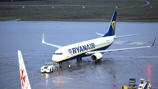 ARCHIV - Eine Passagiermaschine der Fluggesellschaft Ryanair steht auf dem Flughafen Köln/Bonn. Kurz nach dem Start aus Turin ist ein Passagier an Bord einer Maschine von Ryanair verstorben. Foto: Thomas Banneyer/dpa