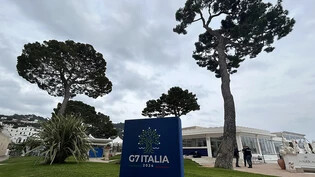 Das Logo der italienischen G7-Präsidentschaft auf dem Gelände des Tagungshotels der Außenminister. Foto: Christoph Sator/dpa