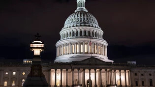 ARCHIV - Das US-Kapitol ist in Washington zu sehen. Nach monatelanger Blockade von US-Hilfen für die Ukraine erwartet der republikanische Vorsitzende des US-Repräsentantenhauses, Mike Johnson, eine Abstimmung in seiner Parlamentskammer über ein neues…