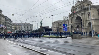 Aus Protest gegen die Sperrung der Südkurve im Letzigrund haben sich am Sonntagmittag die Fans des FC Zürich vor dem Zürcher Hauptbahnhof besammelt.