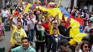 Menschen nehmen im kolumbianischen Pasto an einer Demonstration gegen die Reformpläne der Regierung teil. Foto: Leonardo Castro/colprensa/dpa