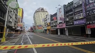 Straßen in Hualien sind abgesperrt, nachdem der Osten von Taiwan von einer Reihe von Erdbeben erschüttert wurde. Foto: Uncredited/TVBS/AP/dpa - ACHTUNG: Nur zur redaktionellen Verwendung und nur mit vollständiger Nennung des vorstehenden Credits,…
