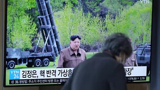 dpatopbilder - Ein Fernsehbildschirm zeigt ein Bild des nordkoreanischen Führers Kim Jong Un während einer Nachrichtensendung im Bahnhof von Seoul. Foto: Lee Jin-man/AP
