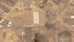 HANDOUT - Dieses Satellitenbild von Planet Labs PBC zeigt den Bau von Zelten in der Nähe von Chan Junis im Gazastreifen. Foto: Uncredited/Planet Labs PBC/AP/dpa - ACHTUNG: Nur zur redaktionellen Verwendung bis zum 6. Mai 2024 im Zusammenhang mit der…