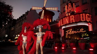 In Paris sind in der Nacht zu Donnerstag die Mühlenräder des Moulin Rouge, eines der Wahrzeichen der französischen Hauptstadt, eingestürzt. (Archivbild)
