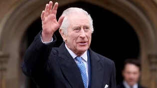 ARCHIV - König Charles III. winkt am Ostersonntag nach dem Ostergottesdienst in der St. George's Chapel auf Schloss Windsor in Berkshire der Öffentlichkeit zu. Foto: Hollie Adams/Reuters Pool/AP/dpa