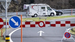 Erreicht der Stau eine gewisse Länge, schliesst die Kantonspolizei Uri die Autobahneinfahren im oberen Reusstal, wie hier in Wassen am 23. März 2024. (Archivaufnahme)