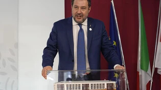 Der italienische Vizepremierminister und Minister für Infrastruktur und Verkehr Matteo Salvini nimmt an einer Pressekonferenz während des G7-Verkehrsministertreffens teil. Foto: Antonio Calanni/AP