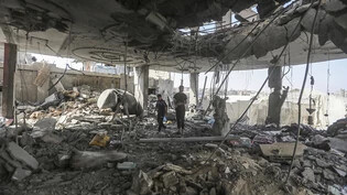 Palästinenser stehen in den Trümmern eines Hauses nach einem israelischen Luftangriff, bei dem mehrere Menschen getötet wurden. Foto: Ismael Abu Dayyah/AP/dpa