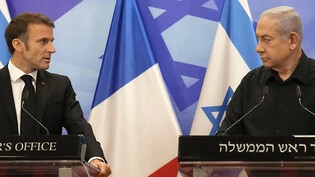 ARCHIV - Benjamin Netanjahu (r), Ministerpräsident von Israel, und Emmanuel Macron, Präsident von Frankreich, nehmen an einer gemeinsamen Pressekonferenz teil. Foto: Christophe Ena/AP Pool/dpa