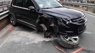 Verkehrsunfall in Samnaun: Eine Autofahrerin prallte in ein Brückengeländer.