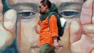 Strassenszene in Teheran: Viele Frauen tragen trotz drohenden Strafen kein Kopftuch – oder sie tragen es so, als wäre es keins. 