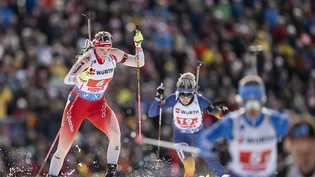 Startnummer 6, Platz 6: Die Schweizer Mixed-Staffel, hier mit Startläuferin Amy Baserga, zeigt zum Auftakt der Biathlon-WM in Lenzerheide vor voller Arena eine ordentliche Leistung