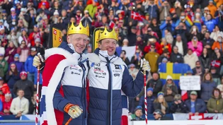 Johannes Thingnes Bö (links) und sein Bruder Tarjei werden von den Tausenden von Fans verabschiedet