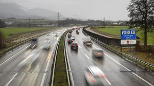 Der Aprilscherz des Bundesamtes für Strassen: Auf dem Grasstreifen in der Mitte der Schweizer Autobahn sollen unter anderem Beeren gepflanzt werden. Bei der Ernte soll die Geselligkeit gefördert werden. (Archivbild)