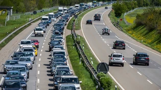 Alle Jahre wieder: Pfingst-Stau vor dem Gotthard-Strassentunnel. (Archivbild)