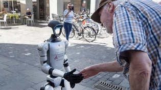 Grüazi Henrietta: Eine Roboterdame sagt in Chur Passanten Guten Tag. / Video: Suela Tuena