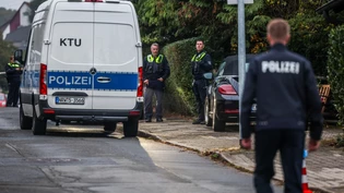 Ein Fahrzeug der Kriminatechnischen Untersuchung (KTU) der Polizei steht vor dem Tatort, nachdem  die neu gewählte Bürgermeisterin von Herdecke mit mehreren Messerstichen lebensgefährlich veletzt wurde. Foto: Christoph Reichwein/dpa