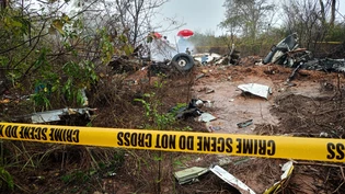 Kenianische Beamte inspizieren die Absturzstelle eines Flugzeugs in der Nähe von Diani. Foto: Uncredited/AP/dpa